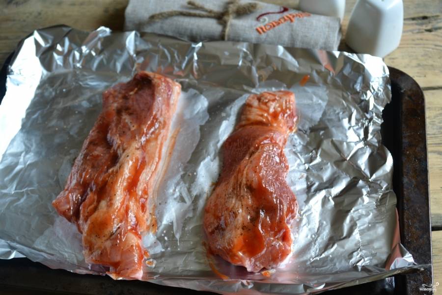 Натрите каждый кусок мяса солью и перцем, смажьте кетчупом и отправляйте в духовку, разогретую до 180 градусов, на 40-45 минут. 