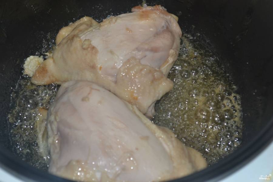 Куриные бедра положите в чашу мультиварки, добавьте пару столовых ложек растительного масла. Включите режим обжарки на 10 минут и готовьте, перевернув один раз. 