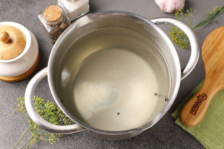 Слейте воду из банки в кастрюлю, добавьте туда соль, сахар и доведите до кипения. 