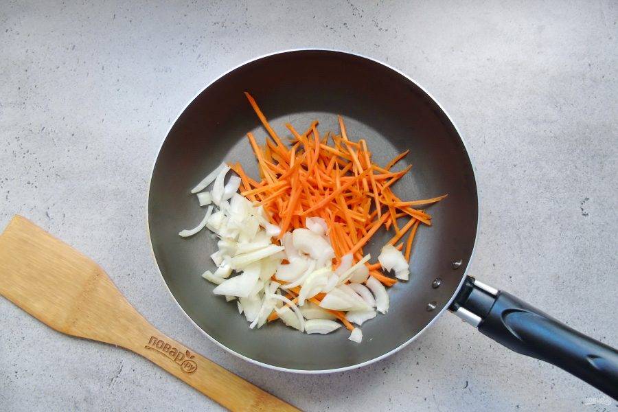 Морковь и лук очистите, помойте. Морковь нарежьте соломкой или натрите на терке для корейской моркови. Лук нарежьте полукольцами. Выложите овощи в сковороду.