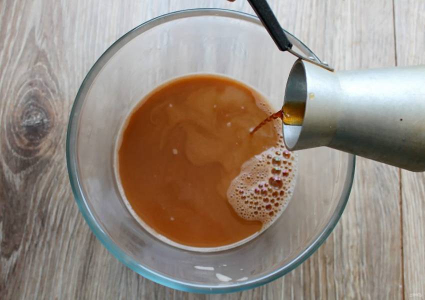 Сварите в турке или кофемашине кофе, процедите  и влейте в чашу, перемешайте. 