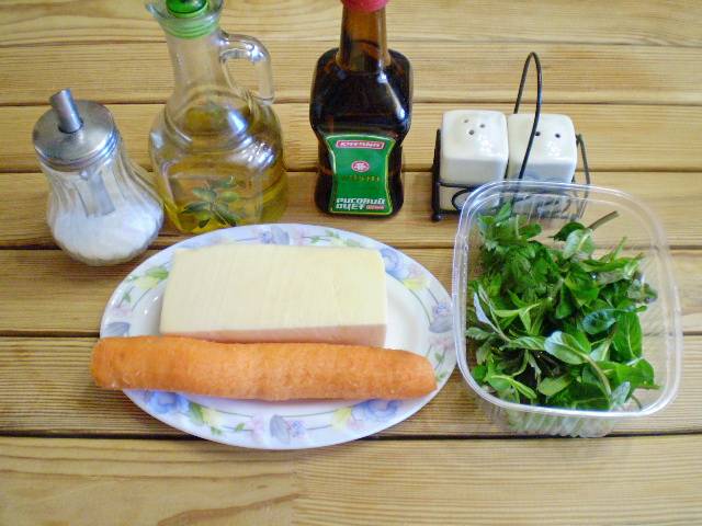 1. Приготовим продукты. Морковь очищаем, моем. Сыр должен быть мягкий, чтобы легко скручивался и при этом не ломался и не крошился. "Гауда" отлично справился с задачей.