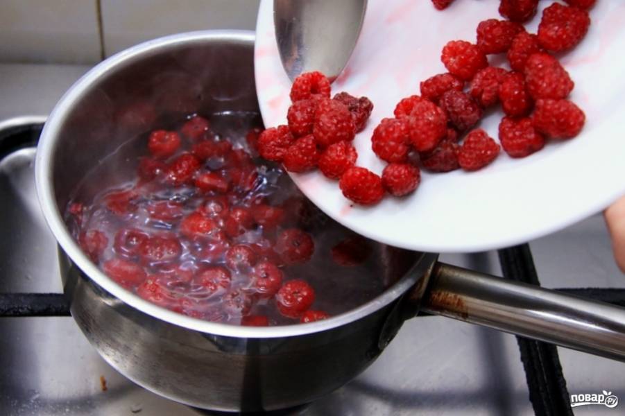 Вскипятите 200-250 мл воды в кастрюльке, добавьте сахар, помешивая, варите, пока сахар не растает.
Потом добавьте разбухший желатин. Снова доведите до кипения. Всыпьте часть целой ягоды (можете пропустить этот шаг и оставить всю целую ягоду на украшение). Добавьте пюре из малины и варите на среднем огне минут 30, помешивая время от времени.  