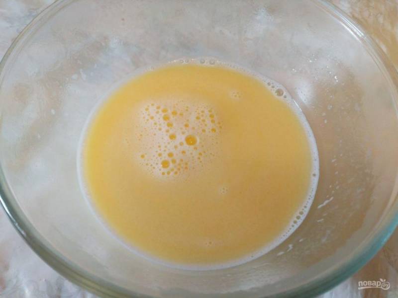 В подходящей ёмкости растопите сливочное масло в молоке, доведя смесь до кипения.