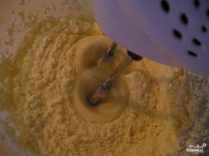 Приготовьте начинку – взбейте творог с сахаром и сливками в однородную кремоподобную массу. 