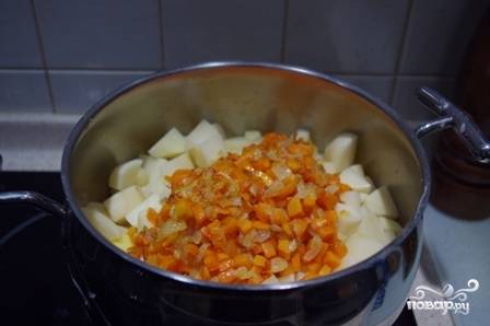 Чистим картошку, моем и нарезаем её кубиками среднего размера. Выкладываем в кастрюлю, туда же отправляем обжаренные лук и морковь.