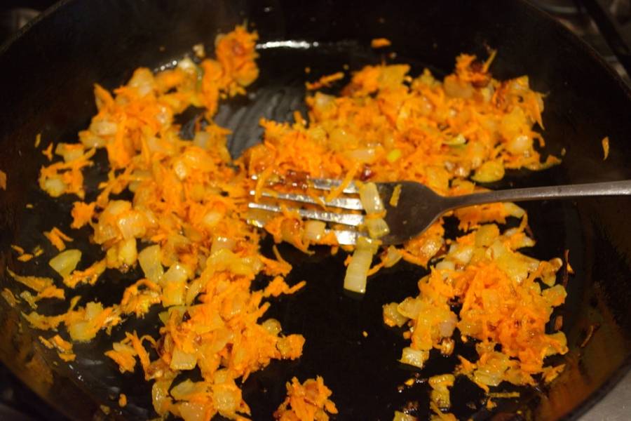 На сковороде обжарьте лук и морковь.