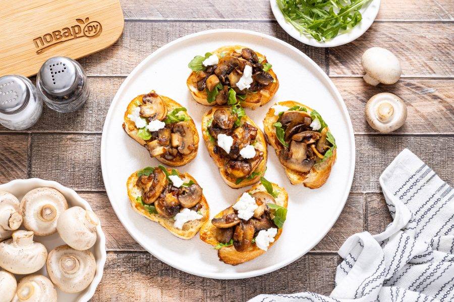 Сверху посыпьте раскрошенными кусочками сыра фета.
