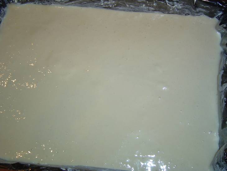 1. Для начала нам нужно сделать заварное тесто: растапливаем маргарин и добавляем молоко. Доводим до кипения, отставляем, насыпаем муку и отставляем для полного остывания. Затем добавляем яйца и начинаем взбивать тесто миксером. Застилаем противень пергаментной бумагой, выливаем полученное тесто.