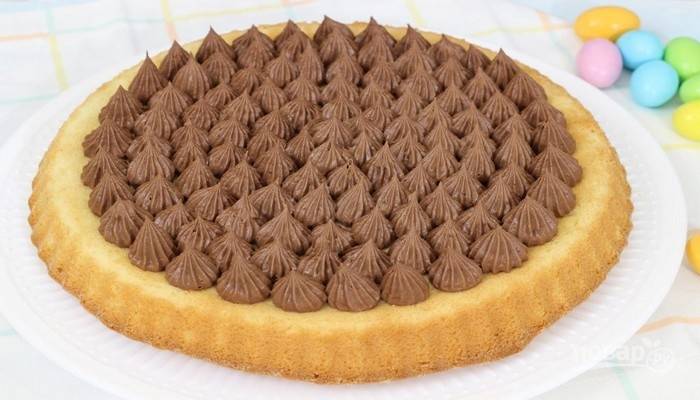 9.	Украсьте пирог шоколадным ганашем.