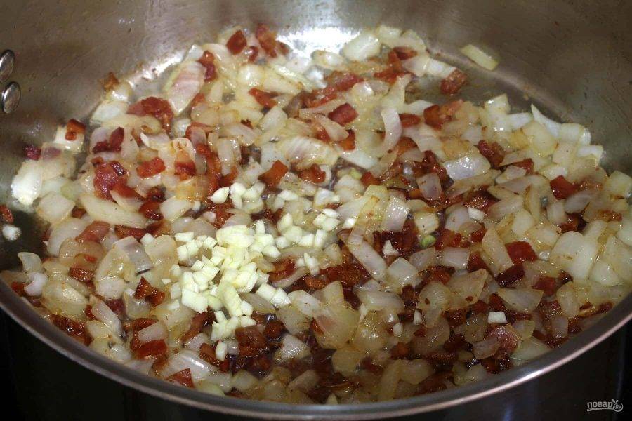 3.	Нарежьте лук и выложите его к бекону, обжаривайте 7-10 минут, добавьте измельченный чеснок и готовьте еще 1 минуту.