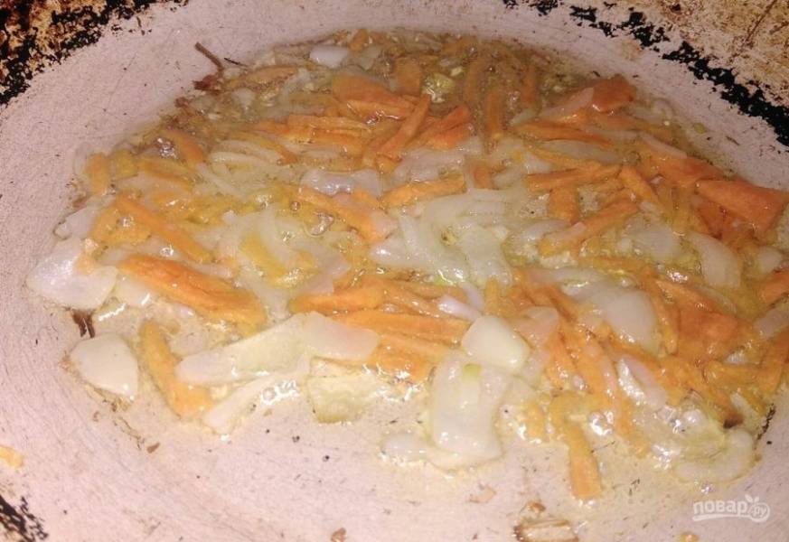 4. Отдельно нужно приготовить подливку: сразу на сливочном масле обжарьте нашинкованные лук и морковь.