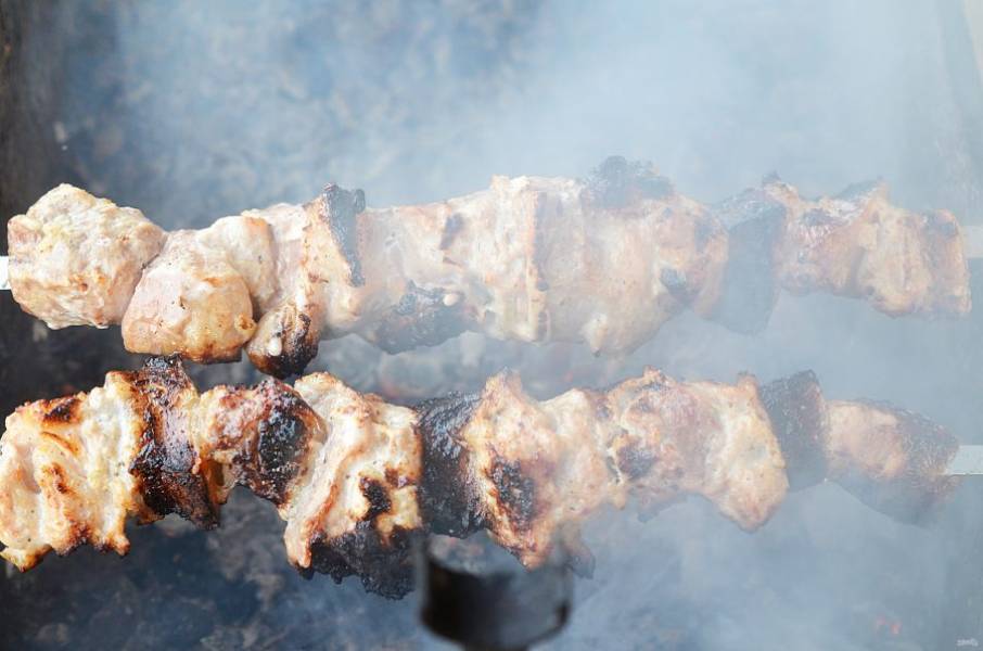 Подготовьте мангал. Нанизайте мясо на шампуры и жарьте до готовности.