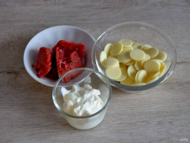 Начните с приготовления начинки. Подготовьте жирные сливки, фруктовое пюре и белый шоколад.