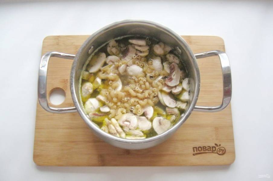 В кипящий суп выложите мелкие макаронные изделия и лавровый лист. Суп посолите и поперчите по вкусу. 