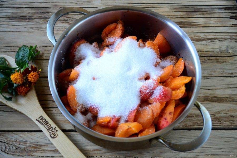 Добавьте абрикосы к набухшей кураге, засыпьте сахаром и оставьте еще на 2 часа. 