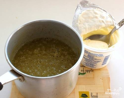 Затем взбейте суп при помощи погружного блендера, посолите и поперчите. Добавьте майонез или сметану по вкусу. Перемешайте. Подавайте с гренками и капельной растительного масла. Также вкусен этот суп будет с отваренными вкрутую яйцами.