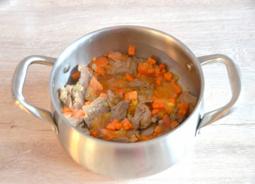 Переложите телятину с овощами в посуду, в которой она будет готовиться в духовке. 