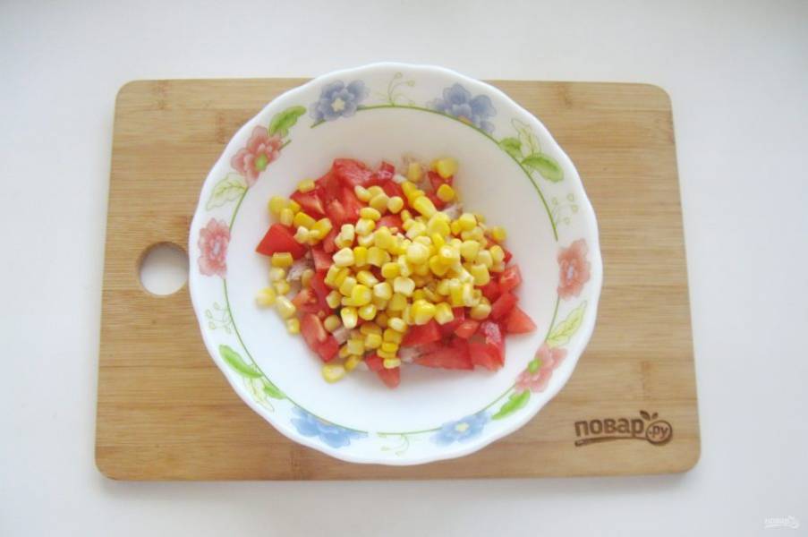 Выложите в салатник консервированную кукурузу.
