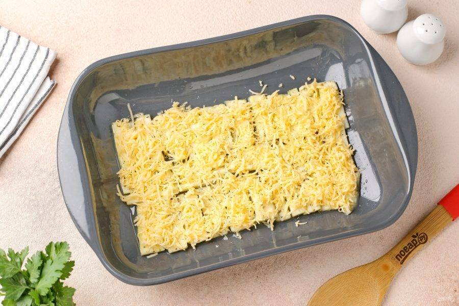 Посыпьте тёртым сыром и запекайте в духовке при температуре 200 градусов около 15-20 минут.