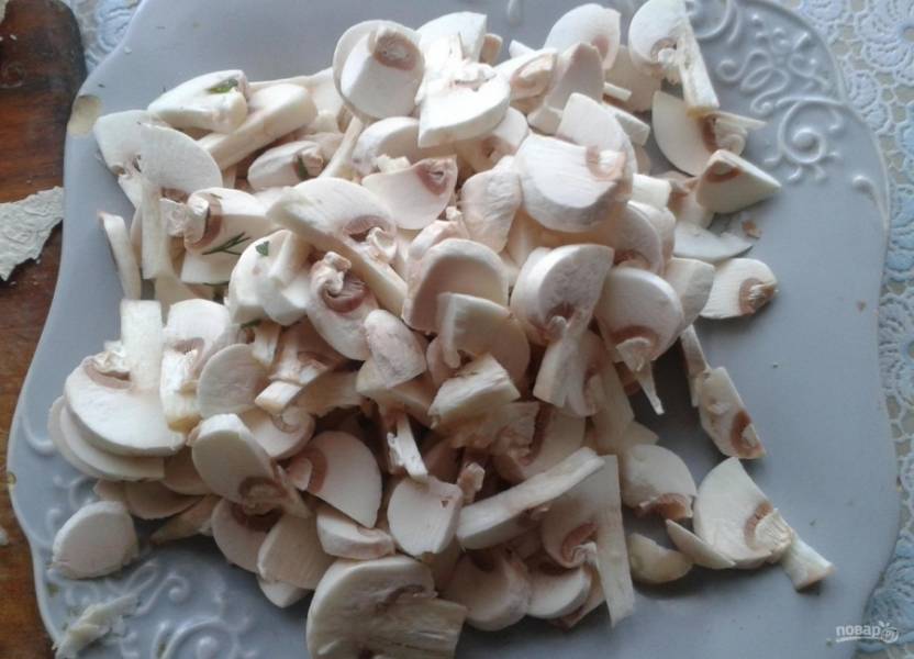 1.	Шампиньоны (или любые другие грибы) мою, очищаю, срезаю у них край плодоножки и нарезаю грибочки небольшими кусочками. Чищу и мою луковицу, нарезаю её мелко.
