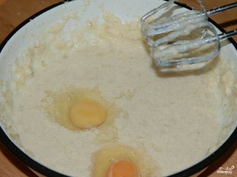 В получившеюся смесь добавляем два яйца и взбиваем на небольшой скорости.