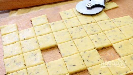 Затем разрежьте его по произвольной форме. Я выбрала небольшими квадратиками.