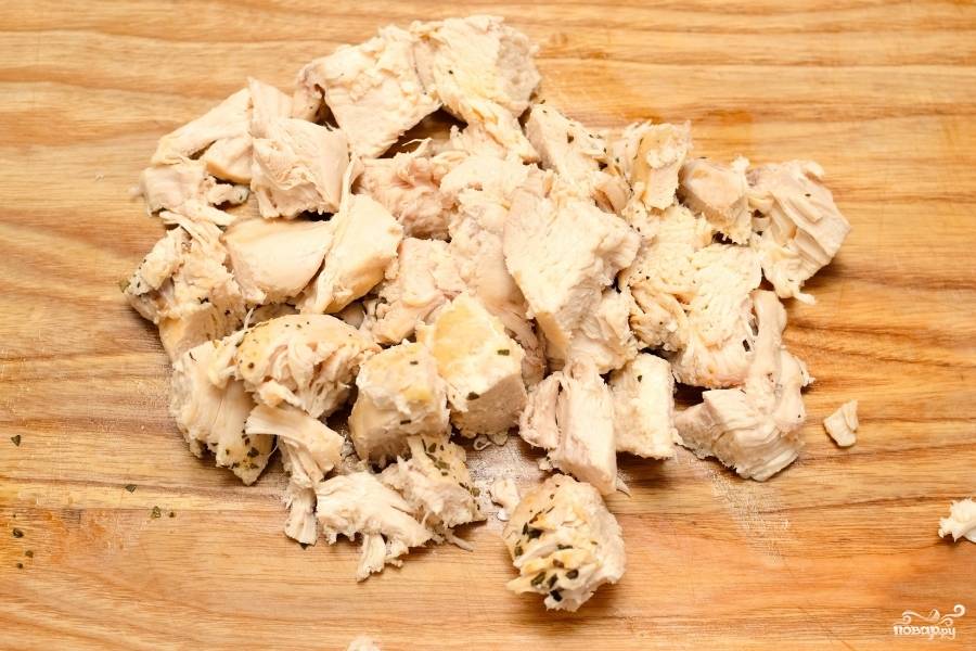 Примерно такой же величины, что и кусочки яиц, нарежьте курочку.