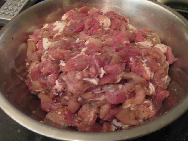 Мясо моем и нарезаем на мелкие кубики. Бекон тоже нарезаем мелко. Смешиваем мясо с беконом, добавляем сухие или свежие ароматные травы, соль, перец, мускатный орех. Перемешиваем.