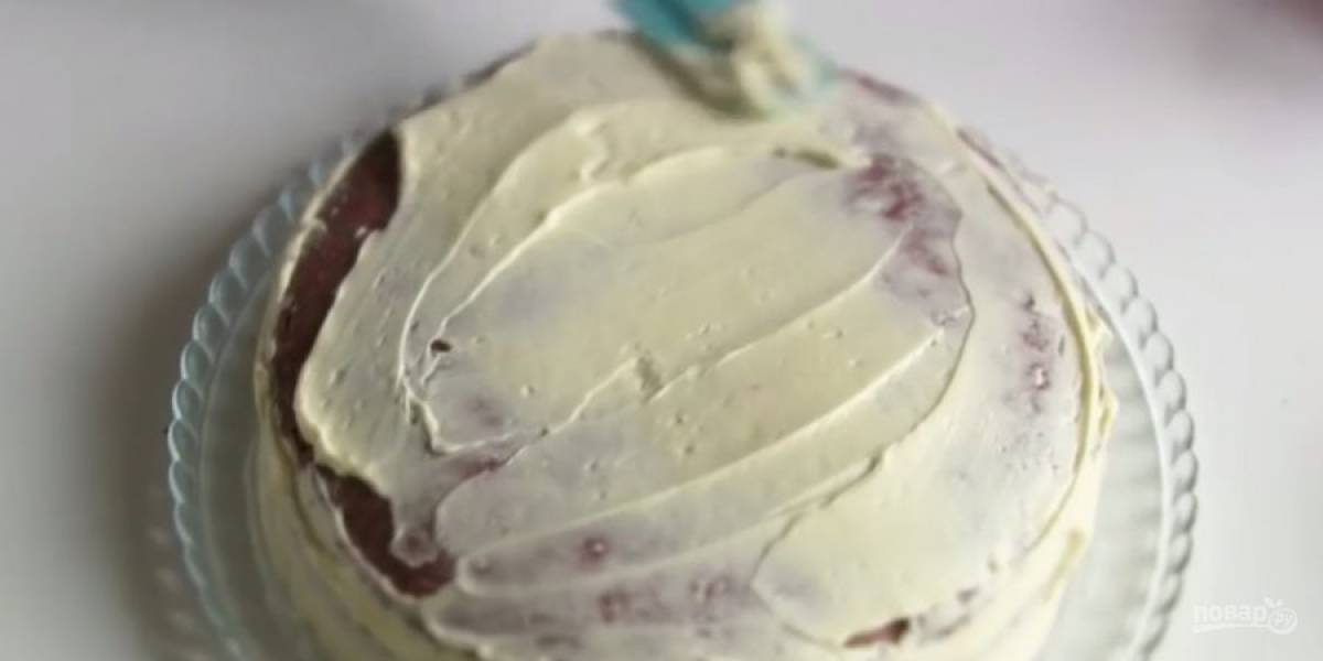 6. В основу с бортиками выложите крем, смешанный с мякишем бисквита и вишней, аккуратно разровняйте. Накройте торт "крышечкой" и обмажьте кремом. 