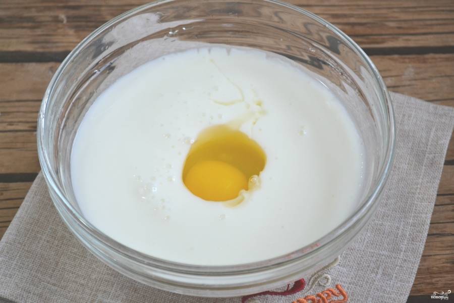 В кефир всыпьте соду, размешайте и оставьте на несколько минут. Затем добавьте яйцо.