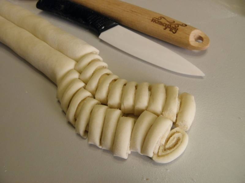 4. Острым ножом нарежьте тесто на кусочки толщиной 5 мм.