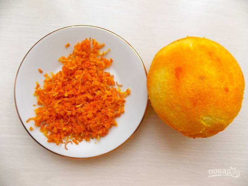 Апельсин хорошенько вымойте под горячей водой с мылом и щеткой. Протрите насухо, натрите теркой всю цедру.