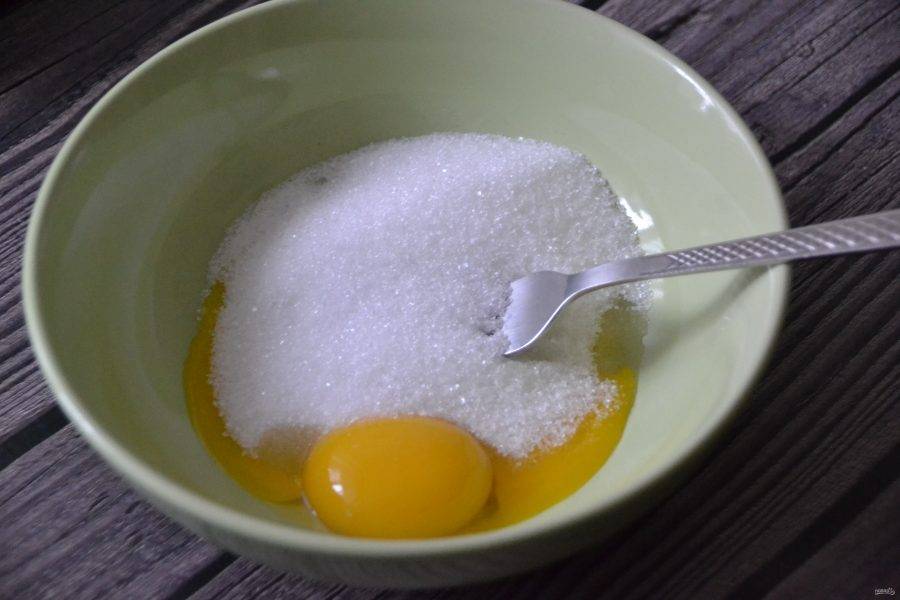 Желтки разотрите с оставшимся сахаром.