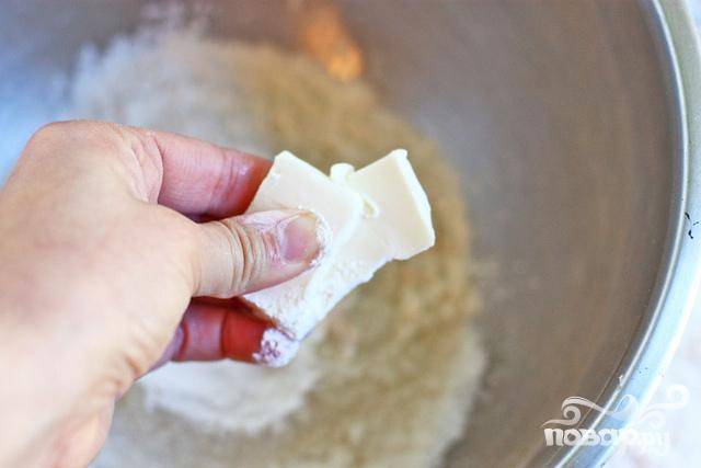 2. Добавить кусочки сливочного масла и измельчить с помощью ножа для теста. 