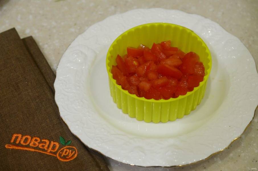 4. В формовочное кольцо выложите первым слоем половину помидоров.