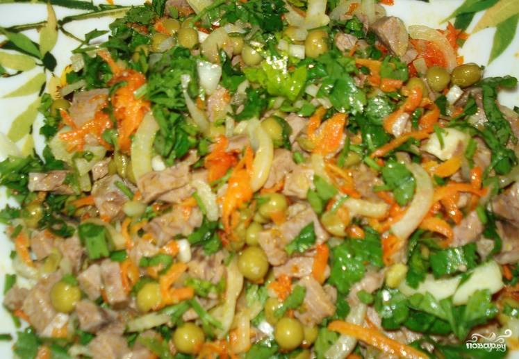 Салат по купечески с отварной свининой и зеленым горошком