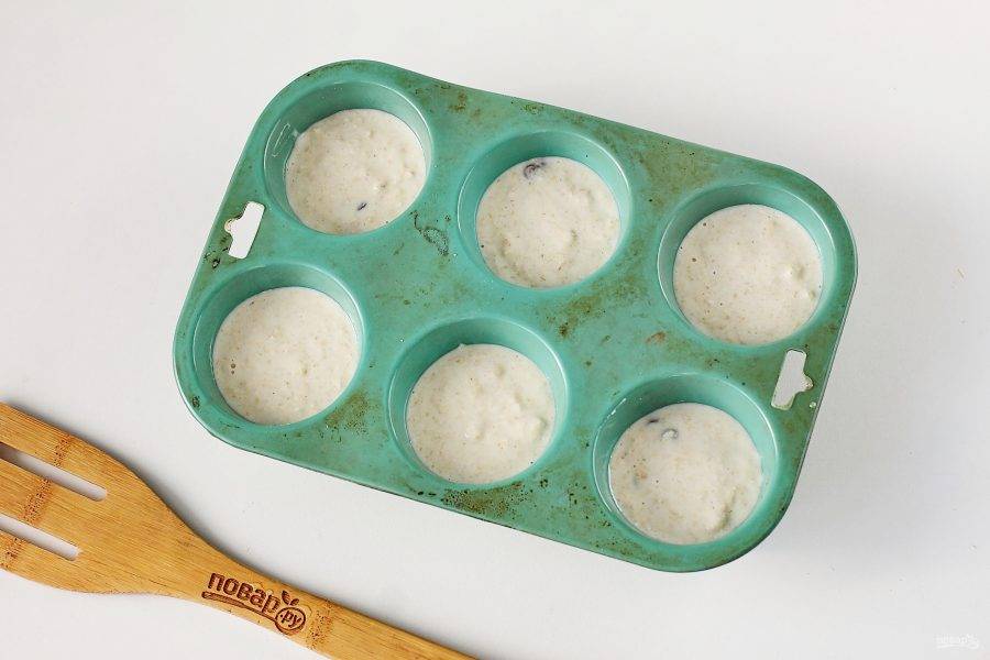 Готовое тесто разлейте по подготовленным формочкам для кексов. Готовьте в духовке при температуре 180 градусов около 20-30 минут.