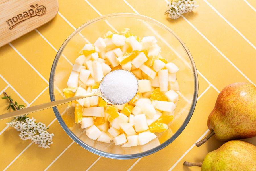 Засыпьте сахаром фрукты, добавьте молотый кардамон и перемешайте.