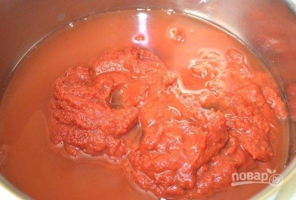 2.	Влейте воду в кастрюлю к томатной пасте и размешайте. Отправьте кастрюлю на огонь.