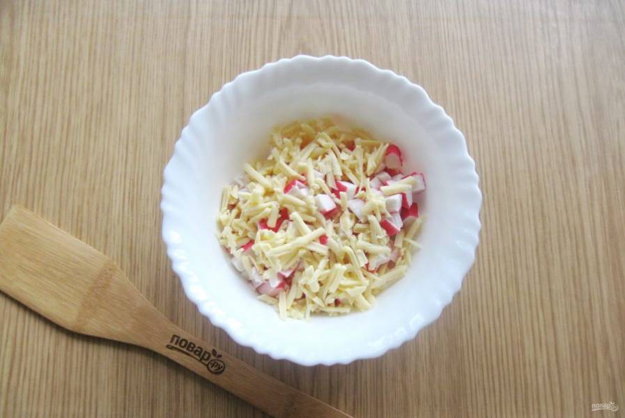 Салат с копченым колбасным сыром | ХозОбоз - рецепты с историей