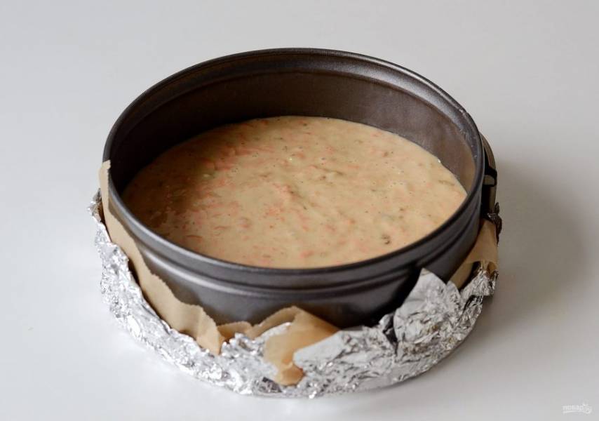 Вылейте тесто в кольцо для запекания. Выпекайте бисквит 40-50 минут в заранее разогретой до 180 градусов духовке. 
