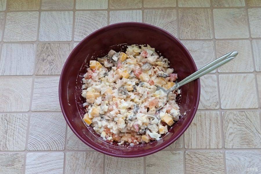 Рецепт салата «Любимый муж» с фото с помидорами, копченой курицей и грибами