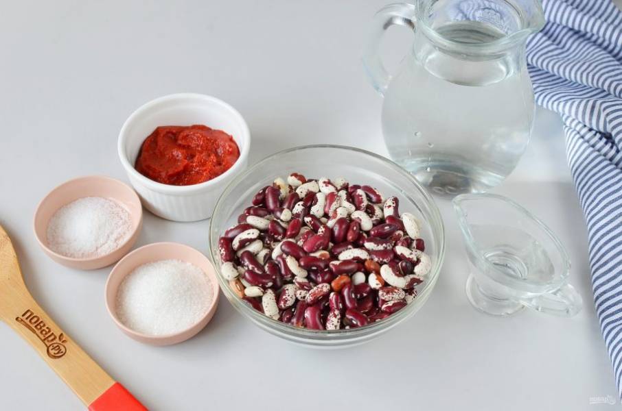 Тушеная спаржа с фасолью и сладким перцем в томатном соусе: как приготовить?