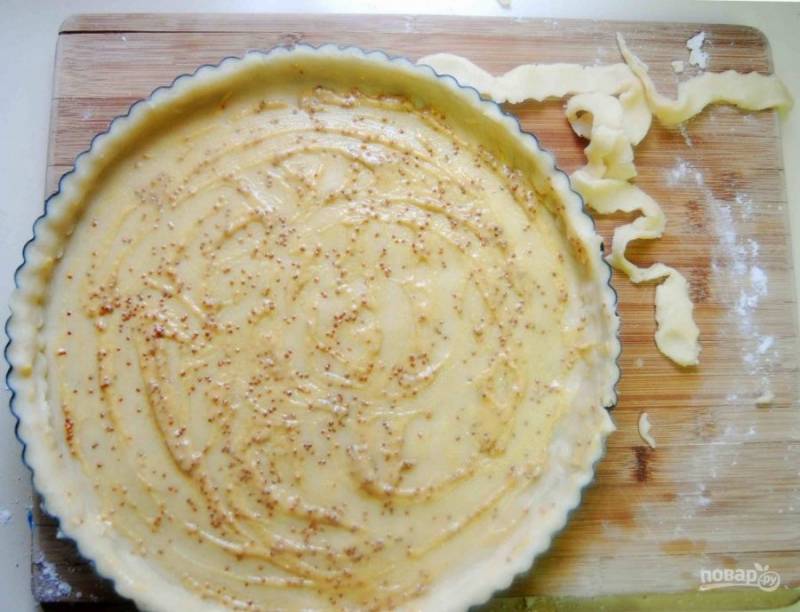 2. Замешайте песочное тесто. Выложите его в круглую форму для выпечки, сделав бортики. Смажьте дно горчицей.