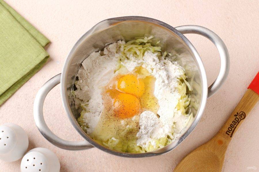 Отожмите кабачок от выделившейся жидкости, переложите в глубокую миску, добавьте два яйца, муку, соль и молотый перец по вкусу.