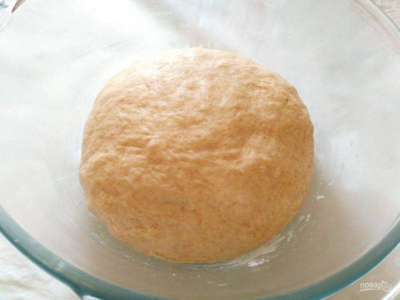 Сформируйте шар из получившегося мягкого теста и поместите его в тёплое место на 20-30 минут.