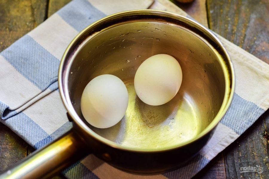 Куриные яйца отварите 10 минут. После яйца остудите в холодной воде и почистите.