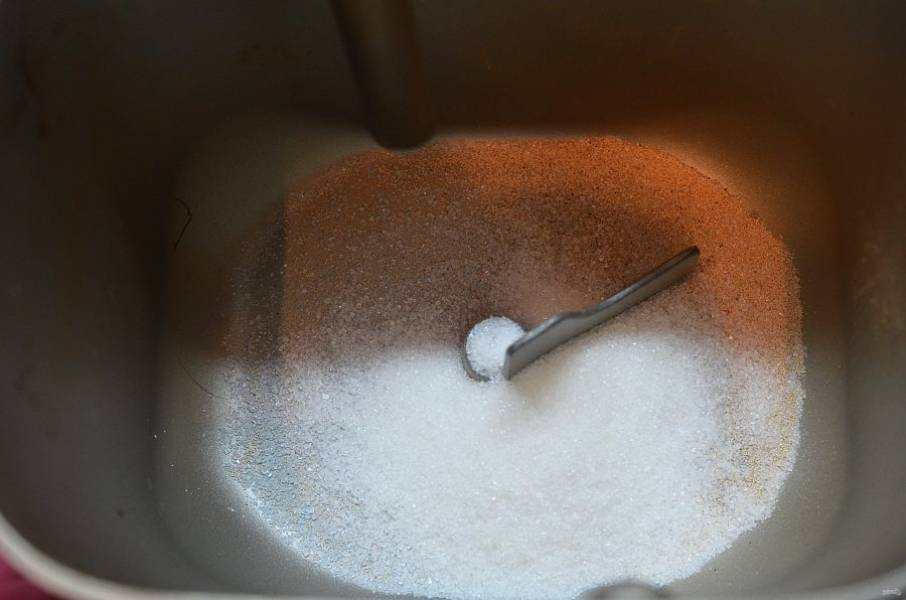 1. В чашу хлебопечки засыпьте дрожжи, сахар, ванильный сахар.
