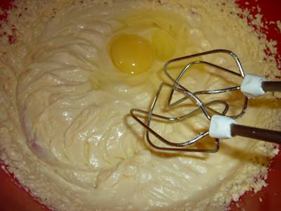 4. К творогу с маслом добавлять по одному яйцу и продолжать взбивать. 